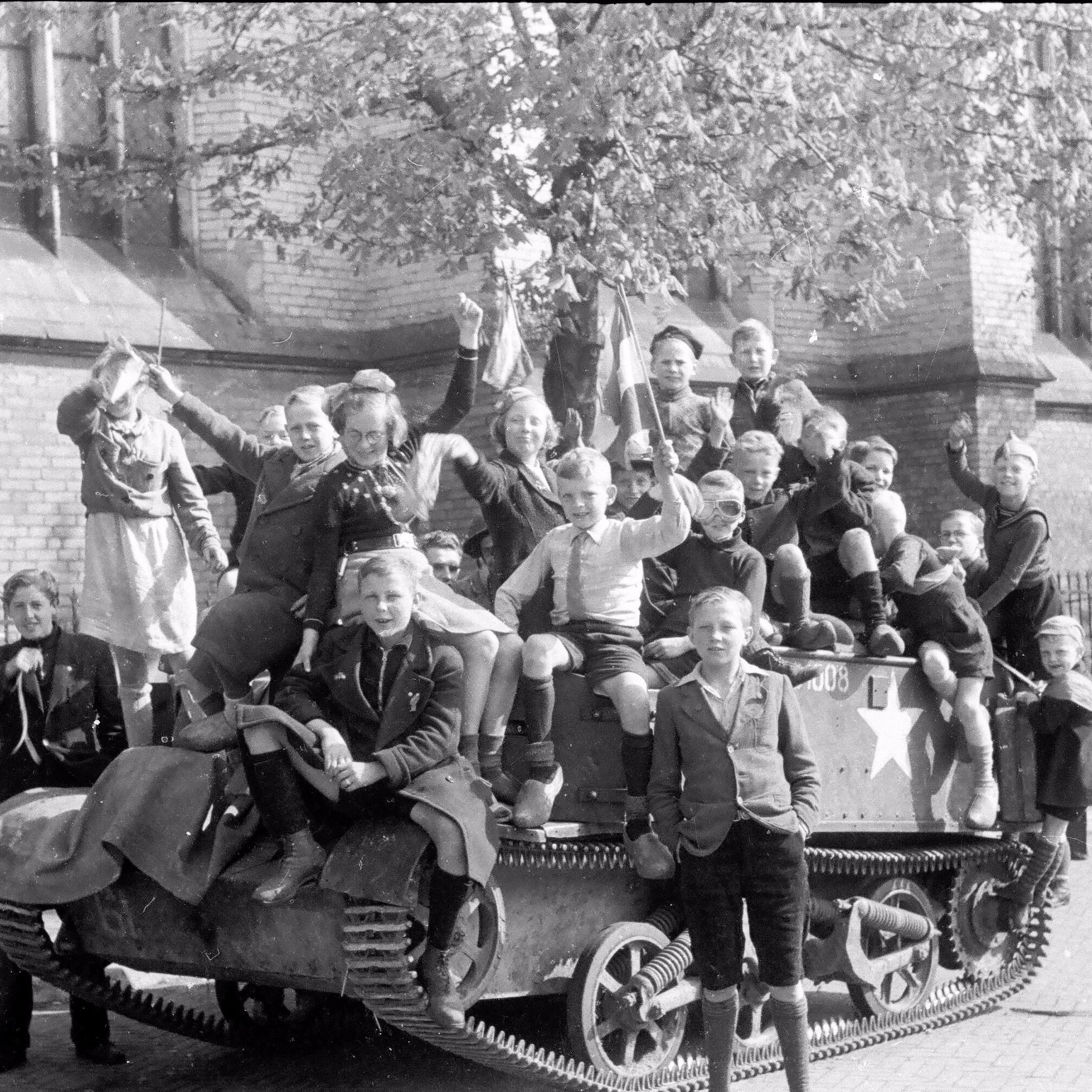 7.-17-april-Om-nooit-te-vergeten-Bevrijding-Zwolle-collectie-Historisch-Centrum-Overijssel vierkant.